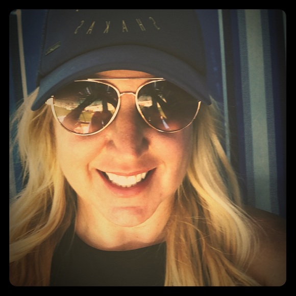 Meet the Posher Other - Meet your Posher, Robyn